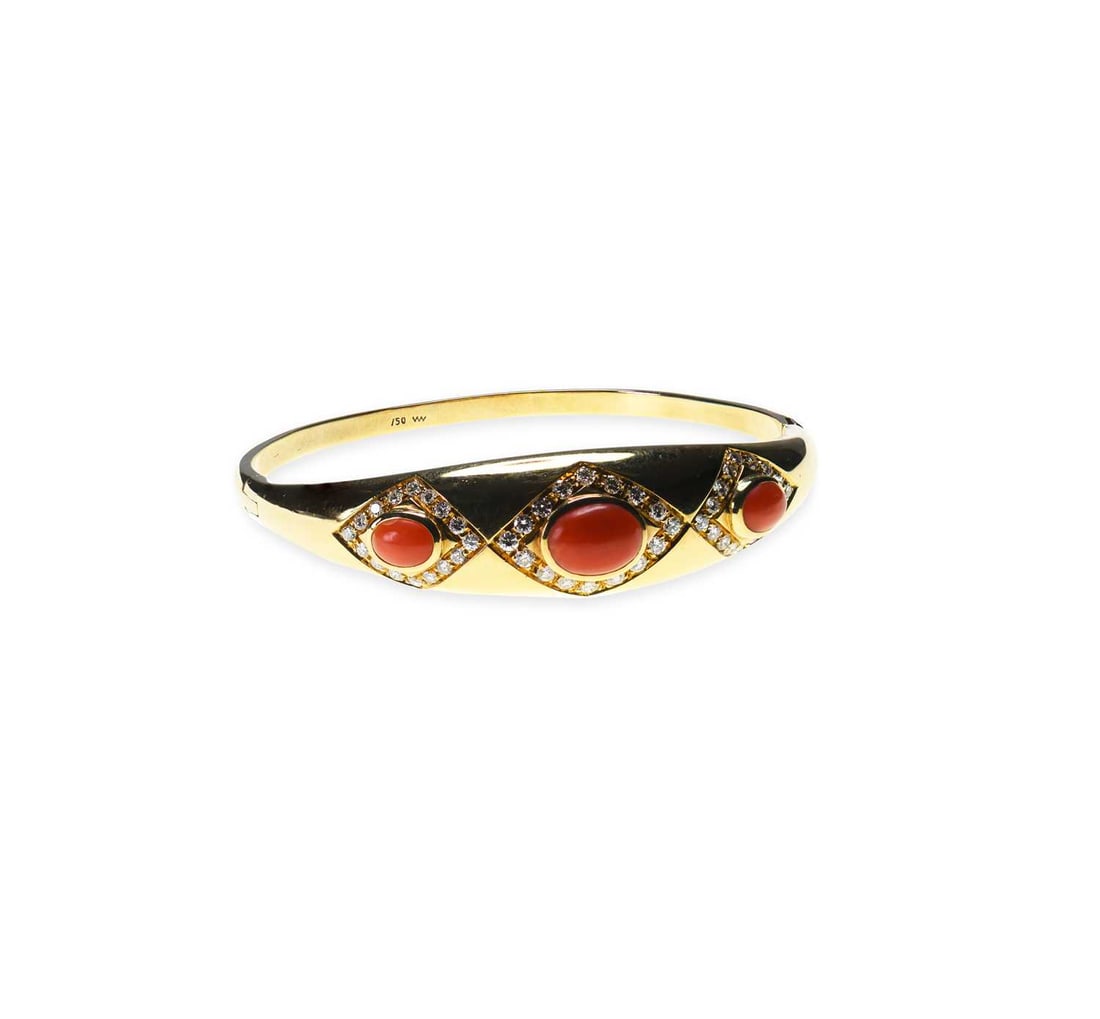 A CORAL AND DIAMOND HINGE OPENING BANGLE: A CORAL AND DIAMOND HINGE OPENING BANGLE graduated oval coral within borders of round brilliant-cut diamonds, to a tapering bangle, stamped '750'. Estimated total diamond weight 1.00 carat, 17.5cm inn