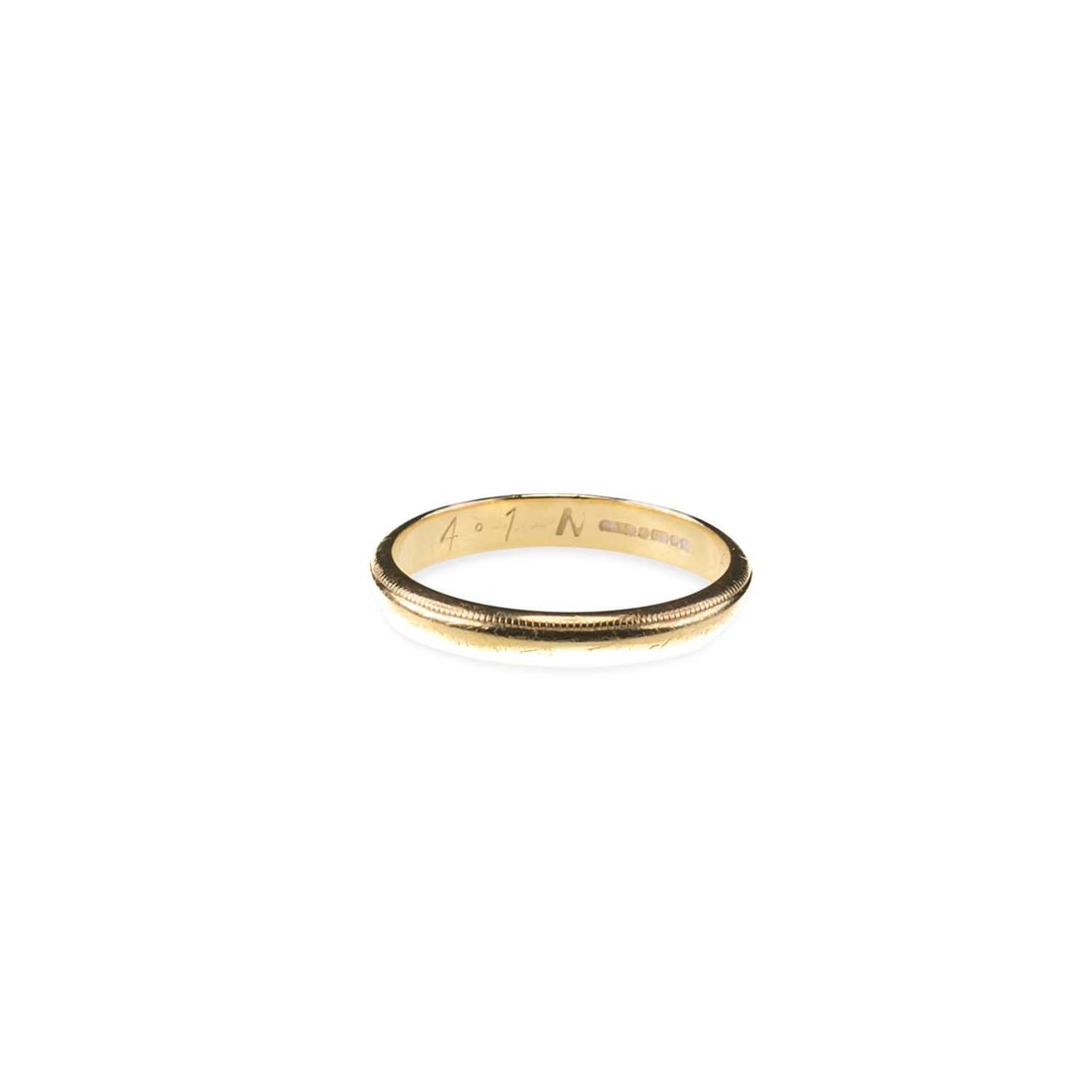 AN 18 CARAT GOLD BAND RING: AN 18 CARAT GOLD BAND RING hallmarked Birmingham 1984. Ring size N, 3.2 grams Good condition