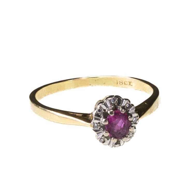 A RUBY AND DIAMOND CLUSTER RING - 2