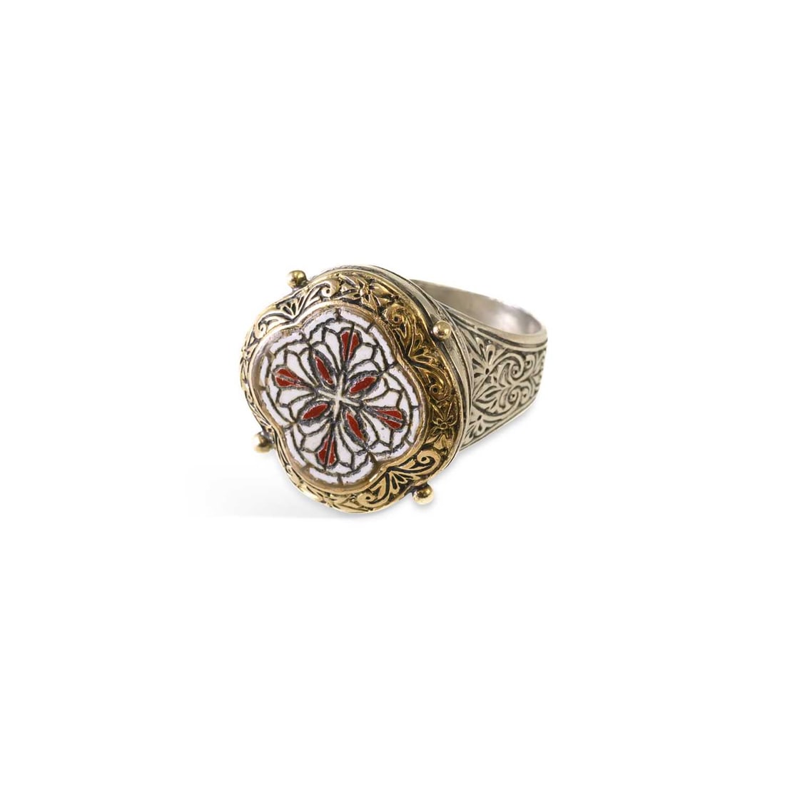 A SILVER AND GOLD RING: A SILVER AND GOLD RING inset with a quatrefoil shaped panel inset with decorative cross, stamped '585' and '925' to the band, boxed. Ring size Q, 14.1 grams