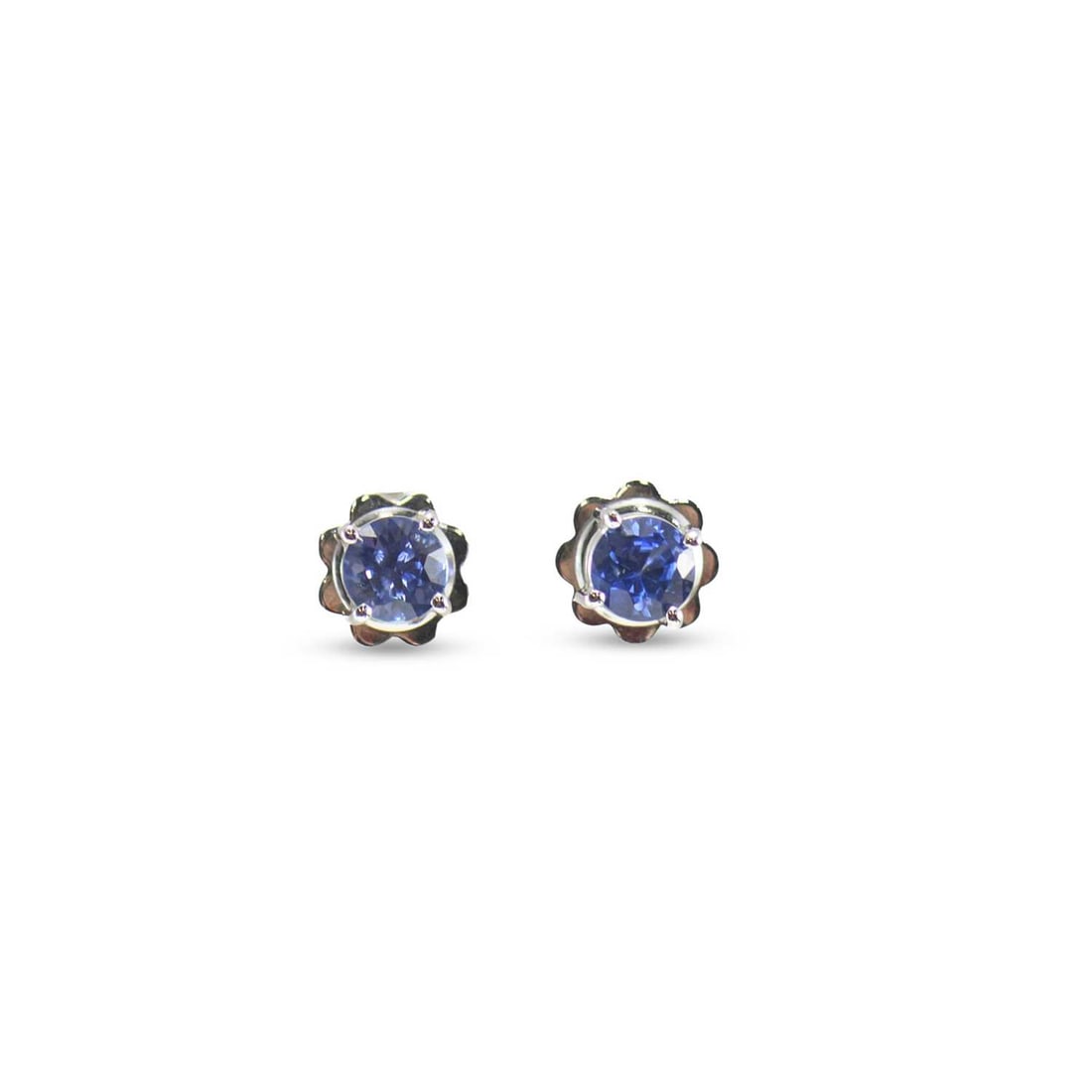 A PAIR OF SAPPHIRE STUD EARRINGS: A PAIR OF SAPPHIRE STUD EARRINGS round-cut sapphires in claw settings, with post fittings, unmarked. 4.5cm, 1.9 grams Good condition. XRF tests as 18 carat gold