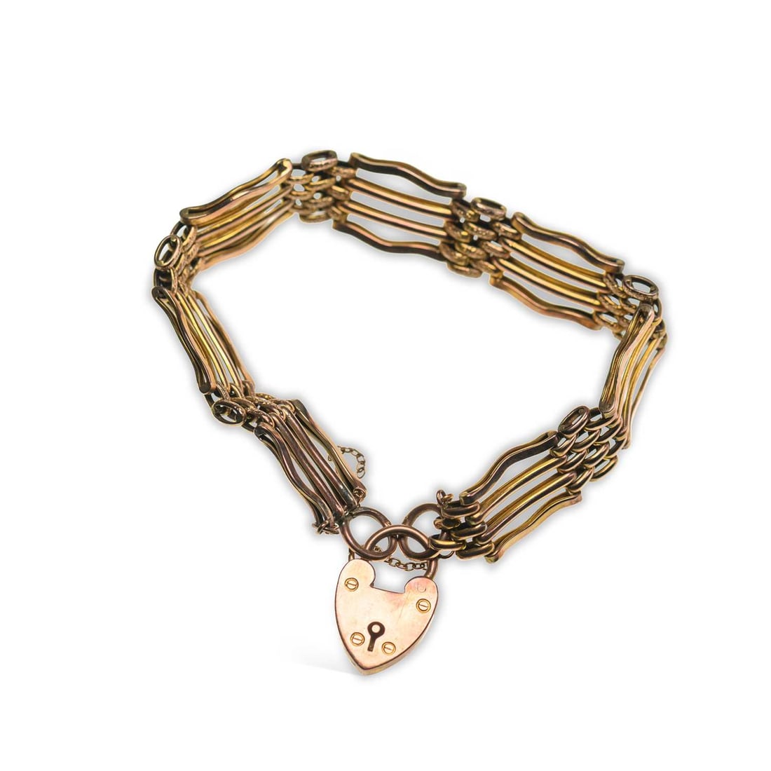 A 9 CARAT GOLD GATE LINK BRACELET WITH A HEART PADLOCK CLASP: A 9 CARAT GOLD GATE LINK BRACELET WITH A HEART PADLOCK CLASP of textured and bright polished links, stamped '9CT'. 19cm long, 15.2 grams