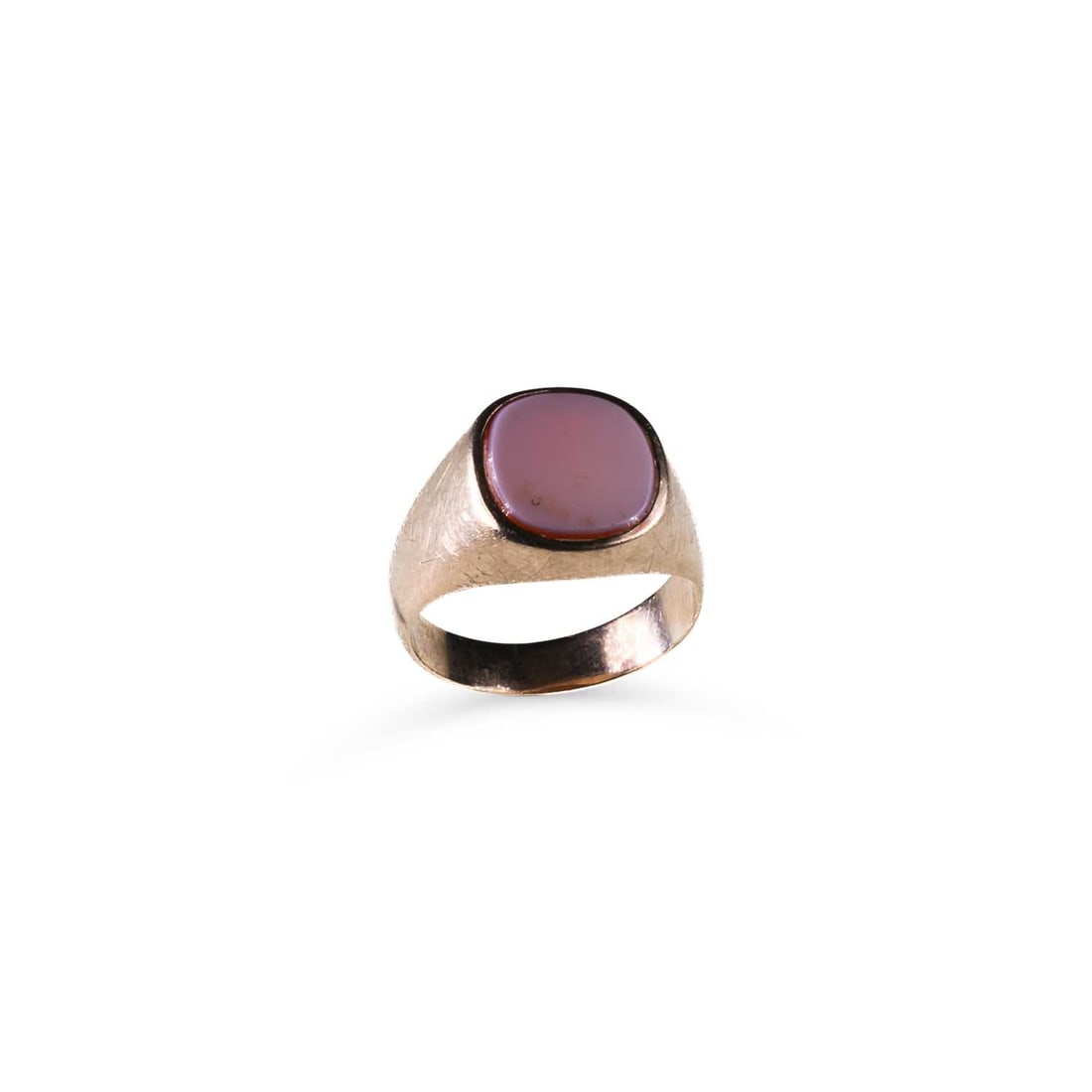 A SARDONYX CAMEO RING: A SARDONYX CAMEO RING a cushion-cut sardonyx inset to a tapering shank, stamped '333'. Ring size R1/2, 7.2 grams Good condition