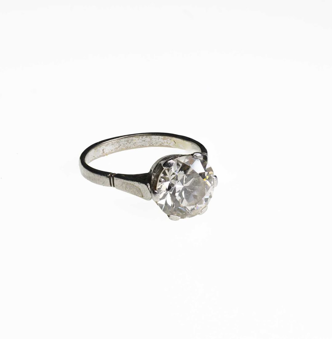 A SOLITAIRE DIAMOND RING: A SOLITAIRE DIAMOND RING a round brilliant-cut diamond in a claw setting, to an art deco gallery, unmarked. Estimated diamond weight 2.5 carat, ring size K, 3.7 grams Good condition. Estimated