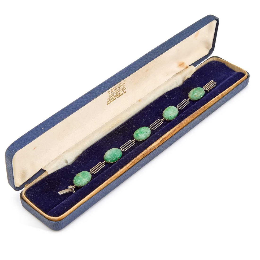 AN ART DECO JADE BRACELET: AN ART DECO JADE BRACELET carved oval jade links alternating with pierced geometric links, indistinctly marked. 16cm long, 10 grams Some jade hairlined, some wear/mishaping to links.