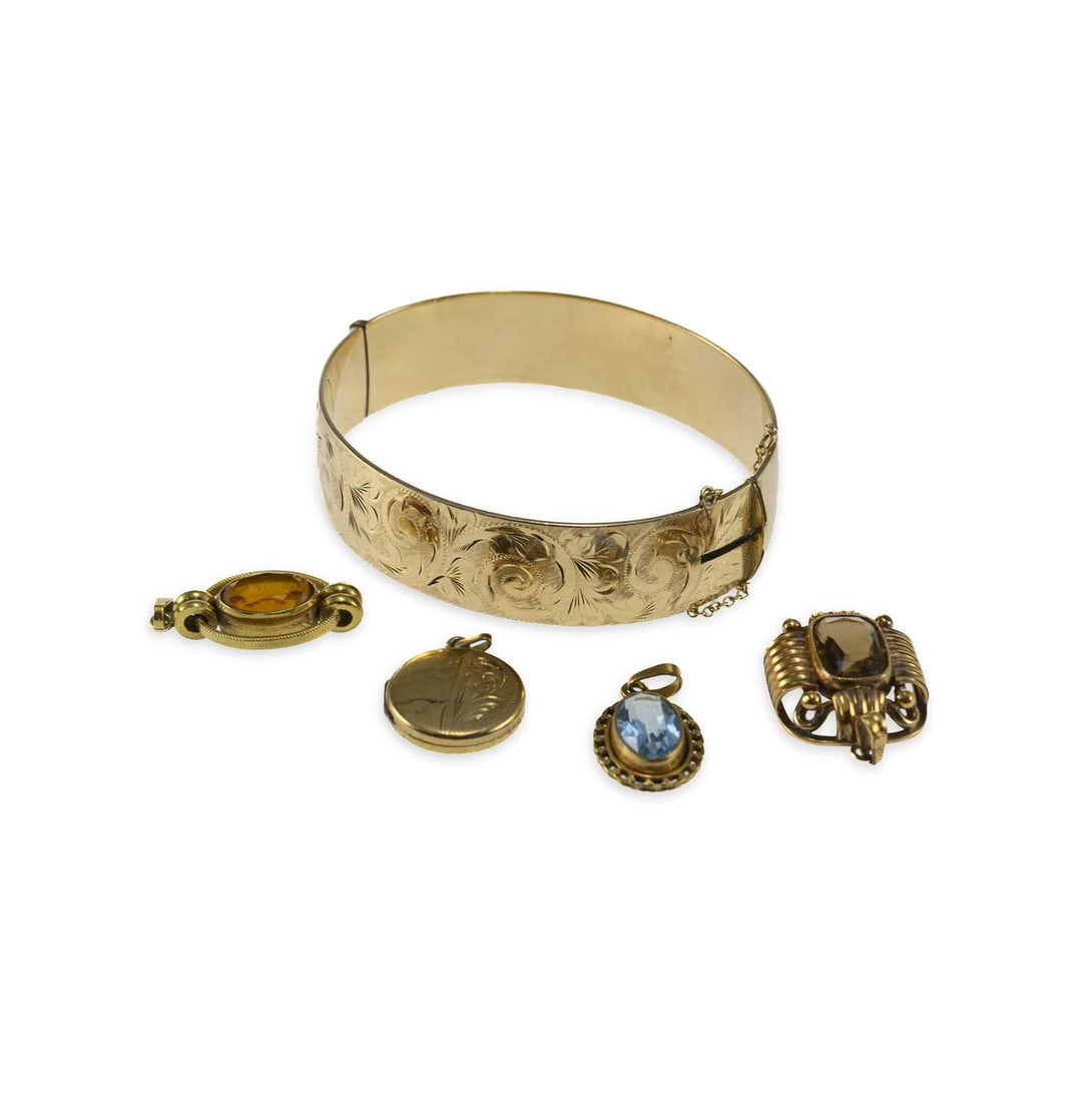 A GROUP OF ROLLED GOLD JEWELLERY: A GROUP OF ROLLED GOLD JEWELLERY comprising a hinged bangle, engraved with scrolling foliage, stamped '1/5 9CT GOLD METAL CORE GILERCO'; three rolled gold pendants and a locket pendant. (5) Bangle 6.5