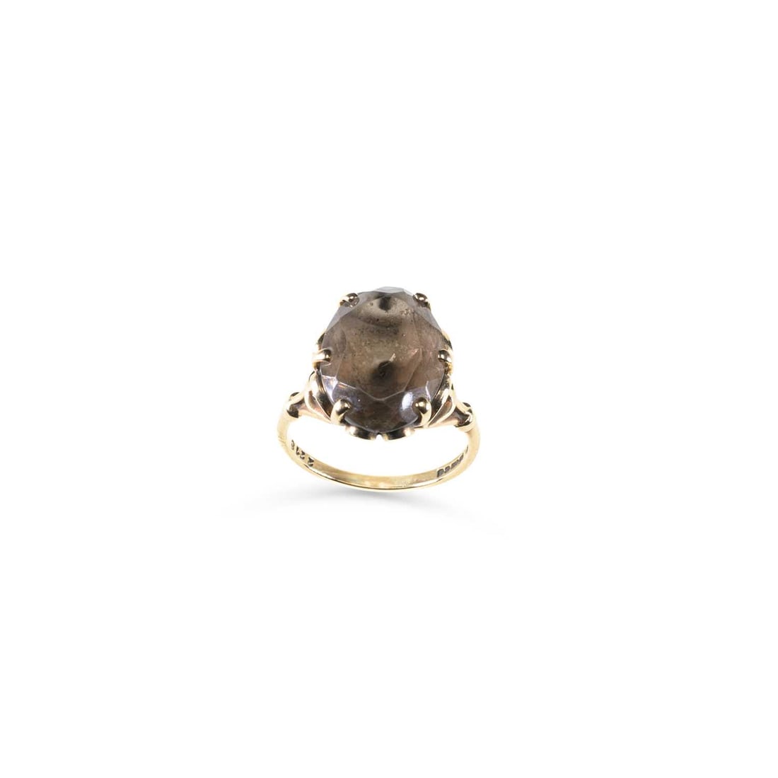 A 9 CARAT GOLD SMOKY QUARTZ RING: A 9 CARAT GOLD SMOKY QUARTZ RING an oval-cut smoky quartz to fancy shoulders, hallmarked Birmingham 1977. Ring size S, 5 grams Good condition.