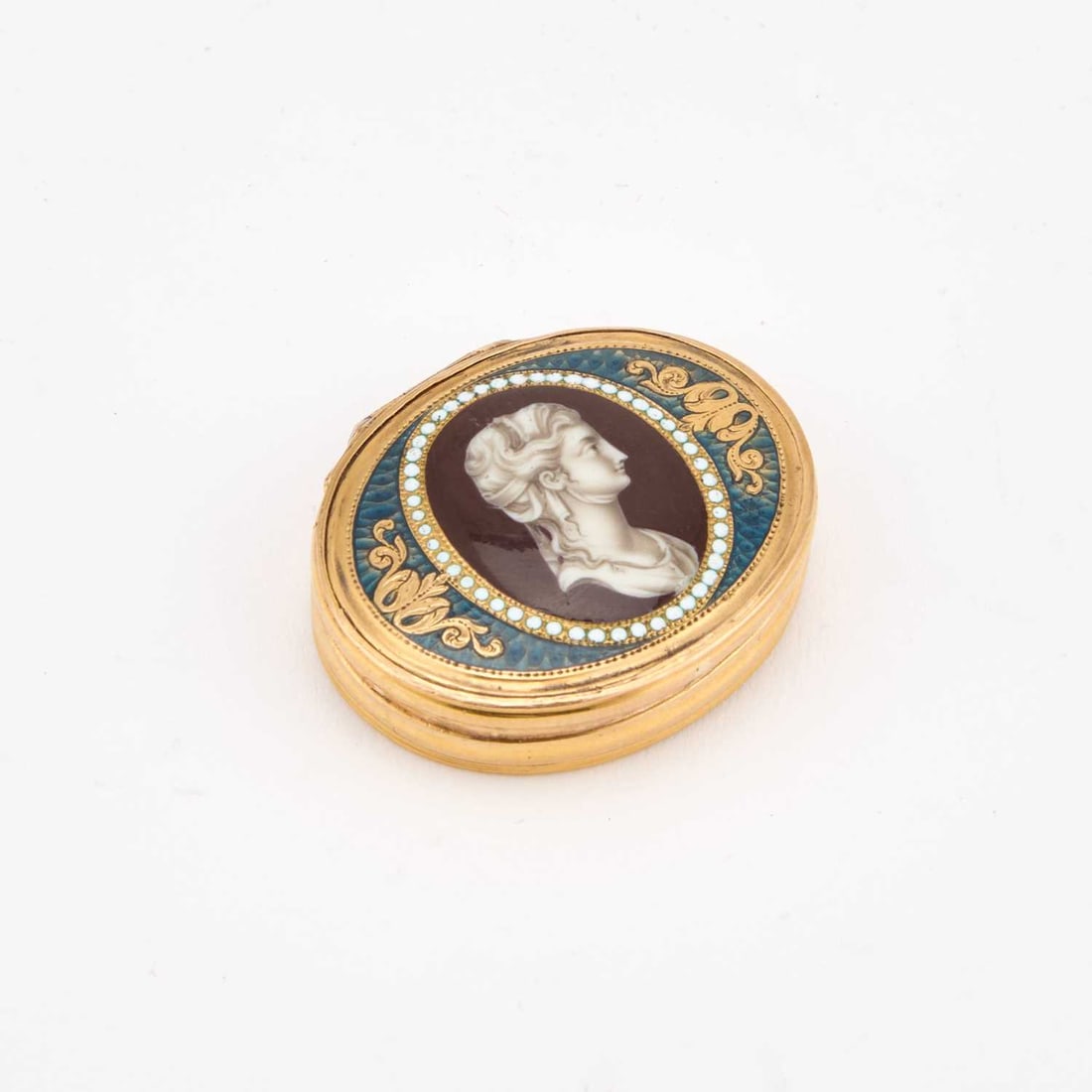 AN 18TH CENTURY GOLD AND ENAMEL VINAIGRETTE PROBABLY ENGLISH, CIRCA 1775: AN 18TH CENTURY GOLD AND ENAMEL VINAIGRETTE PROBABLY ENGLISH, CIRCA 1775 oval, the lid enamelled with a cameo portrait of a Roman matron to dexter, perhaps intended as Livia, after the manner of Georg