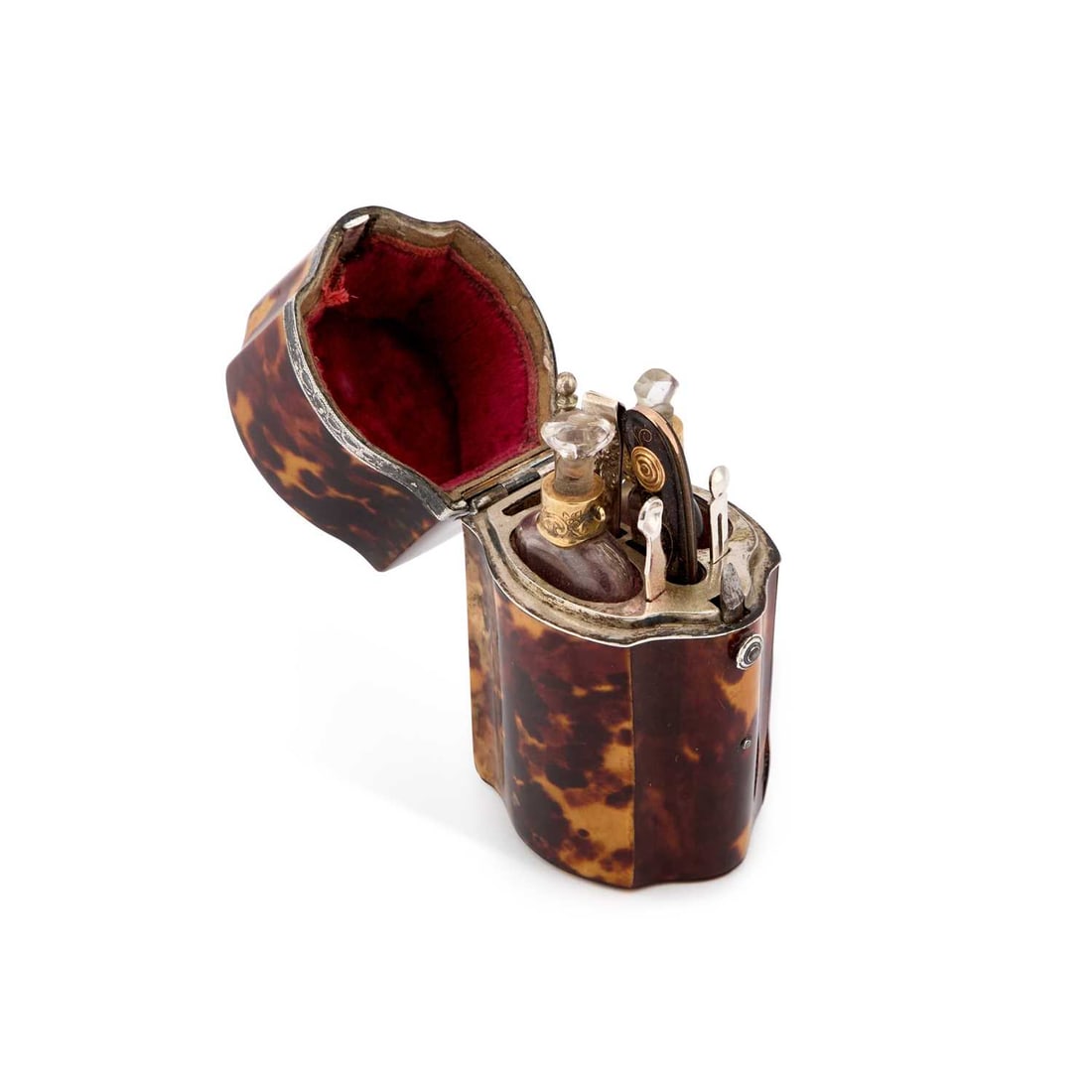AN 18TH CENTURY SILVER-MOUNTED TORTOISESHELL ETUI: AN 18TH CENTURY SILVER-MOUNTED TORTOISESHELL ETUI the case with a shaped front and hinged cover, the interior with a pair of scent bottles and implements. 7.5cm high