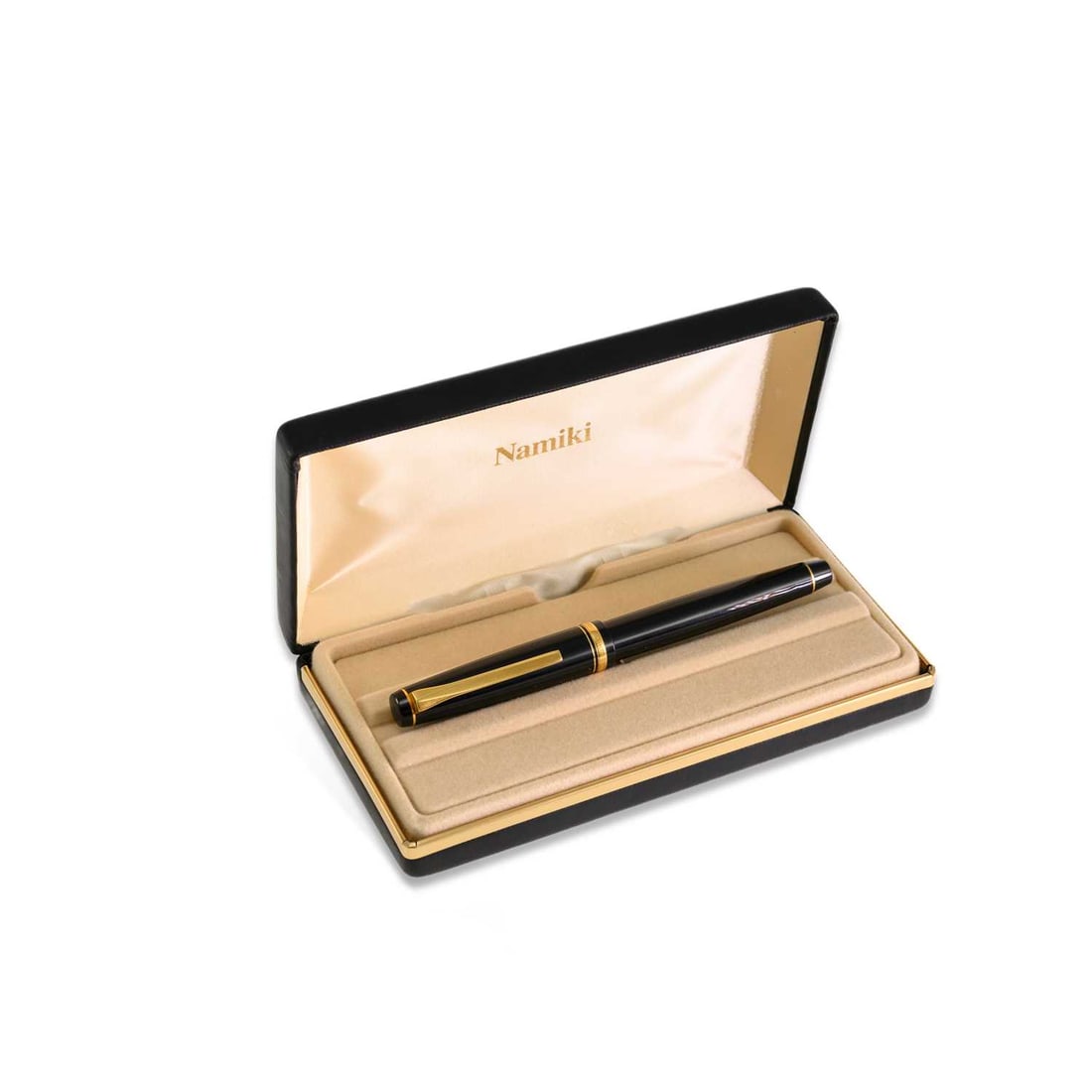 A NAMIKI FALCON FOUNTAIN PEN: A NAMIKI FALCON FOUNTAIN PEN black lacquer with gold plated mounts, the Namiki nib stamped '14K 585', cased. 13.5cm long