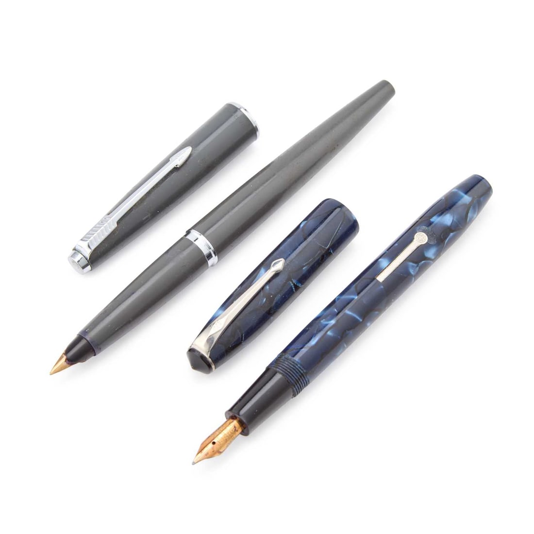 A CONWAY STEWART 15 FOUNTAIN PEN: A CONWAY STEWART 15 FOUNTAIN PEN blue marble, with a Conway Stewart nib stamped '14CT', in box; together with a Parker 45 grey fountain pen. (2) First 12.7cm long