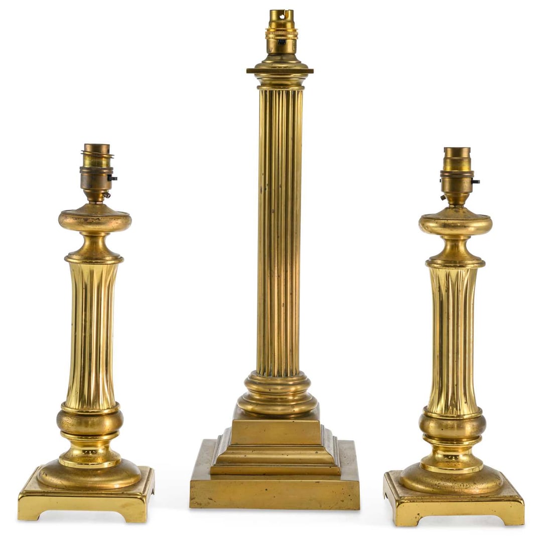 A GROUP OF THREE BRASS COLUMNAR OIL LAMPS: A GROUP OF THREE BRASS COLUMNAR OIL LAMPS