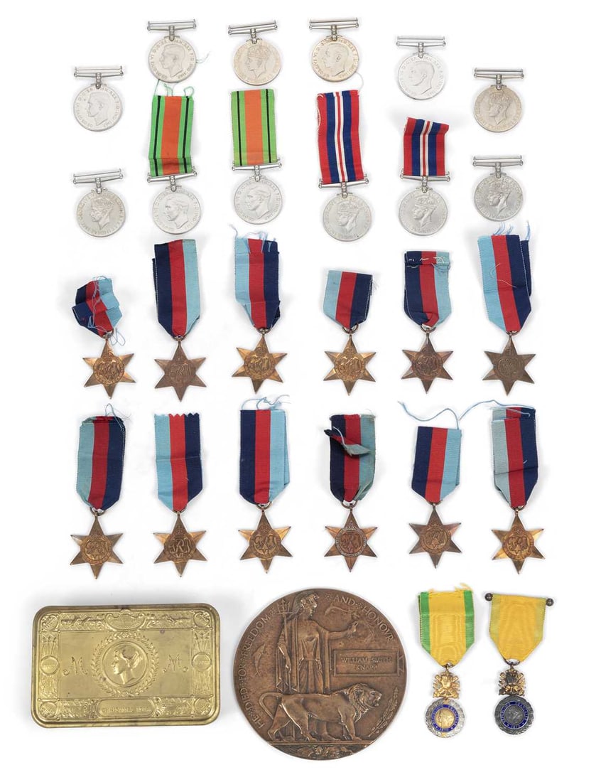 A GROUP OF MILITARIA (1 of 1)