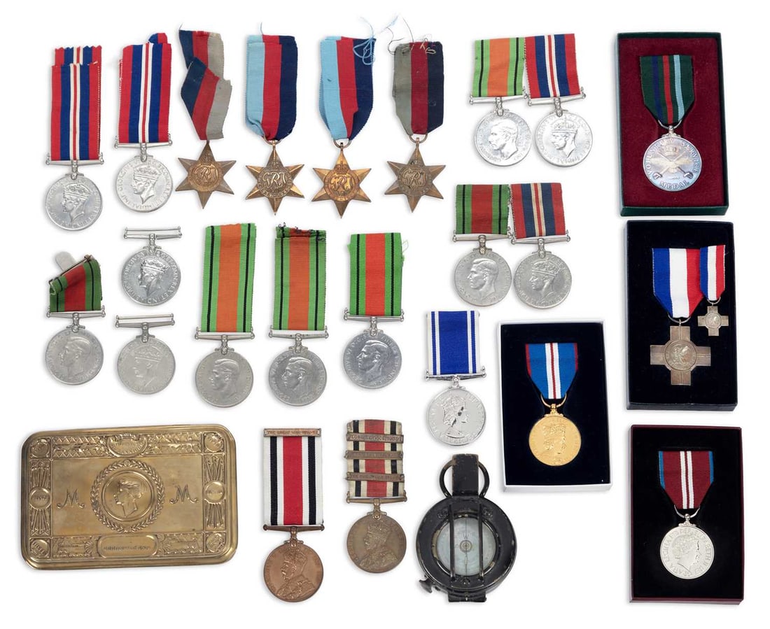 A GROUP OF MILITARIA (1 of 1)