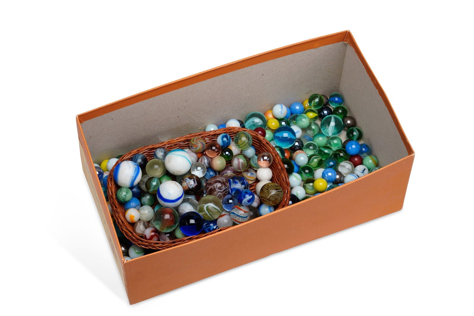 A LARGE COLLECTION OF VICTORIAN AND LATER MARBLES: of various sizes, and a wide variety of decoration. (Qty)
