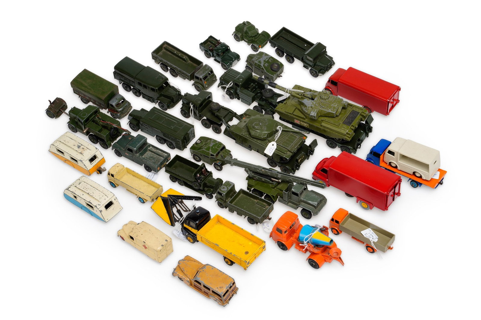 A GROUP OF DINKY DIECAST VEHICLES (1 of 1)