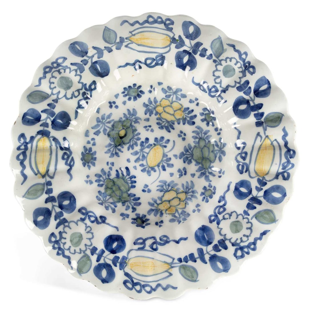 A DUTCH DELFT POLYCHROME CHARGER CIRCA 1700 (1 of 3)