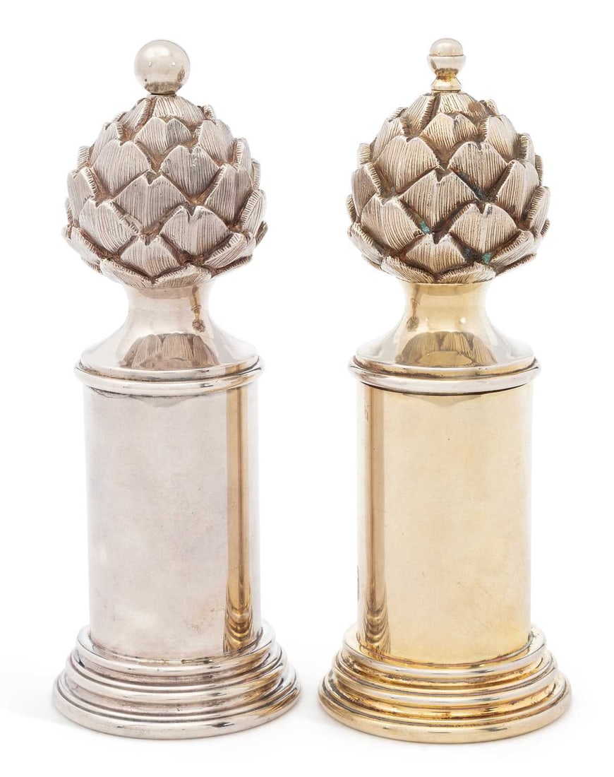 A PAIR OF ELIZABETH II SILVER PEPPER GRINDERS (1 of 3)
