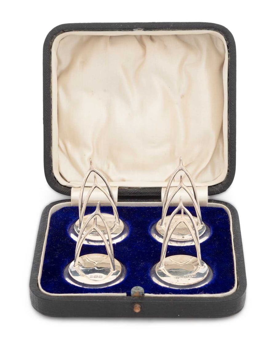 A CASED SET OF FOUR GEORGE V SILVER NOVELTY MENU HOLDERS (1 of 2)