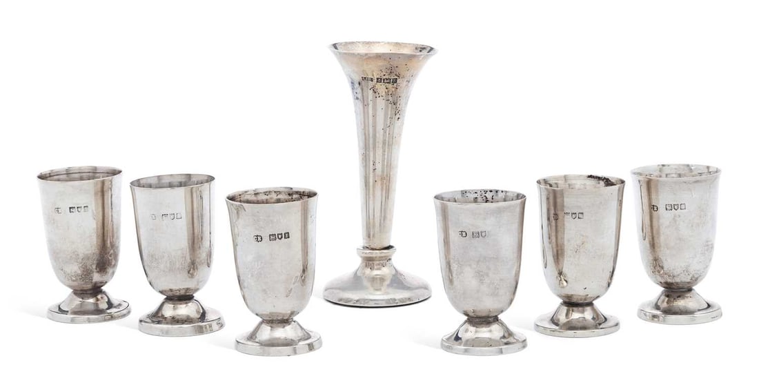 A SET OF SIX EDWARDIAN SILVER TOT CUPS, AND AN ELIZABETH II SILVER BUD VASE (1 of 2)