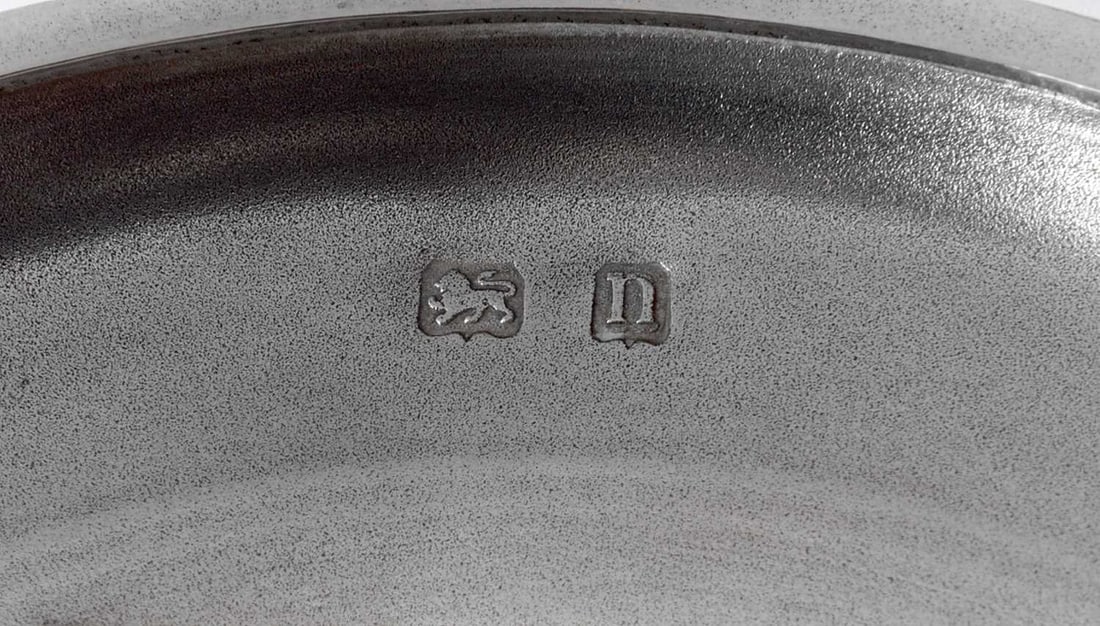 A GEORGE V SILVER TWO-HANDLED BISCUIT BOX - 3