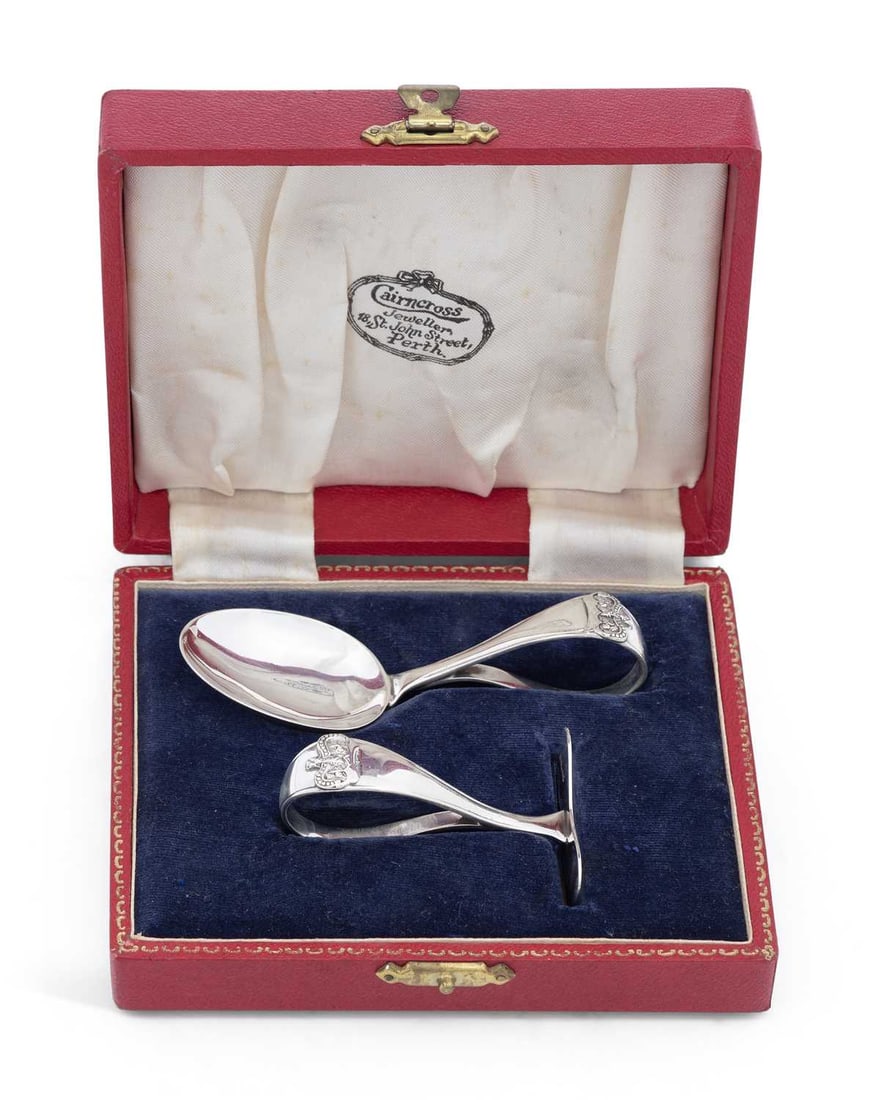 AN ELIZABETH II SILVER CHRISTENING SPOON AND PUSHER SET: by Adie Brothers Ltd., London 1973 (Jubilee hallmark), of plain form, each cast with a crown to the handle, in fitted retailer's case. Spoon 9cm long, 1.1 troy ounce gross Good condition overall.