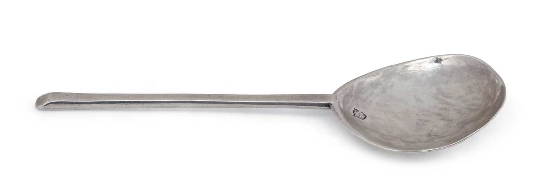 A CHARLES I SILVER SLIP-TOP SPOON (1 of 3)