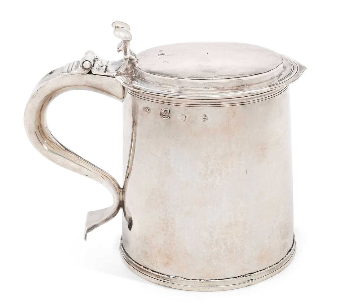 A CHARLES II FLAT-TOP SILVER TANKARD (1 of 3)