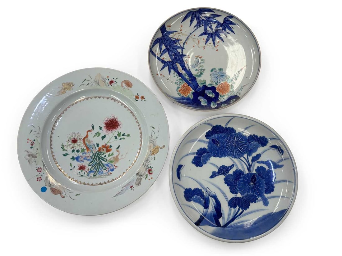A CHINESE FAMILLE ROSE PORCELAIN DISH TOGETHER WITH TWO JAPANESE PORCELAIN DISHES (1 of 1)