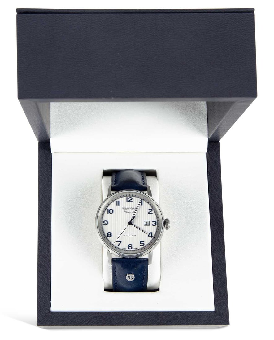 A GENTS STEEL BRUNO SOHNLE WATCH: the circular silver tapestry dial signed Bruno Sohnle Uhrenatelier Glasshutte Automatik, blue Arabic indices and outer minute track, luminous hands, date aperture at the 3 o'clock position, exhibition