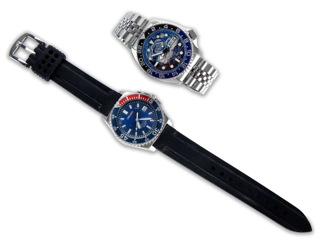 TWO SEIKO WATCHES: comprising a steel SKX007 automatic bracelet watch with a modified dial ref. 7S26-0020; and a steel Seiko quartz example, on a rubber strap reference 5M62-0A10. (2) Last case diameter 41mm Watches