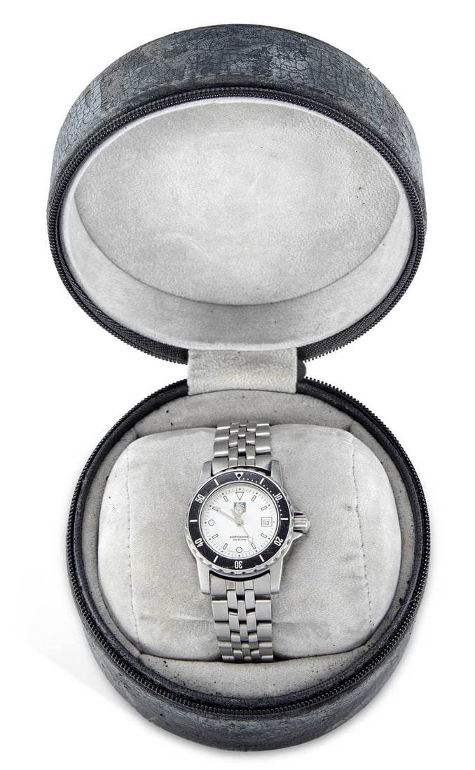 A LADY'S TAG HEUER 1500 BRACELET WATCH: the circular white dial signed TAG Heuer Professional 200 Meters, with luminous dot and baton hour markers, date aperture at the 3 o'clock position, luminous hands, black uni-directional bezel, screw-