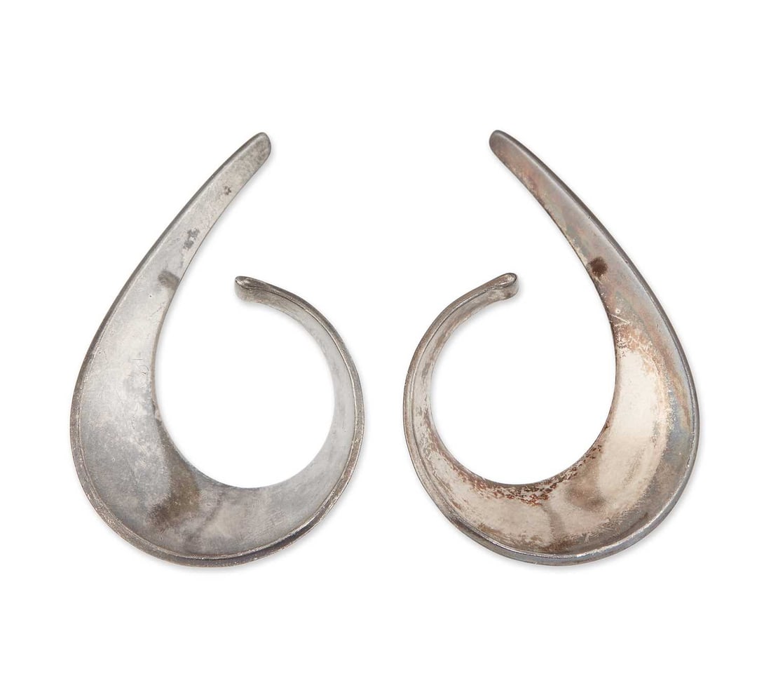 TONE VIGELAND, A PAIR OF NORWEGIAN SILVER SLYNGE (SLING) CUFF EARRINGS: of curved form, stamped 925S, markers mark for Tone Vigeland, ND (Norway Silver Designs). 4.5cm long, 15 grams Good condition
