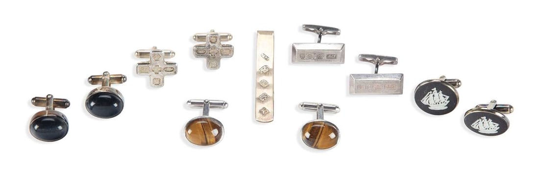 A COLLECTION OF SILVER CUFFLINKS AND A SILVER TIE BAR: including a pair of Wedgwood cufflinks; a pair of tigers eye cufflinks,; the tie bar with a hallmark design; etc. (6) 72 grams gross Good condition