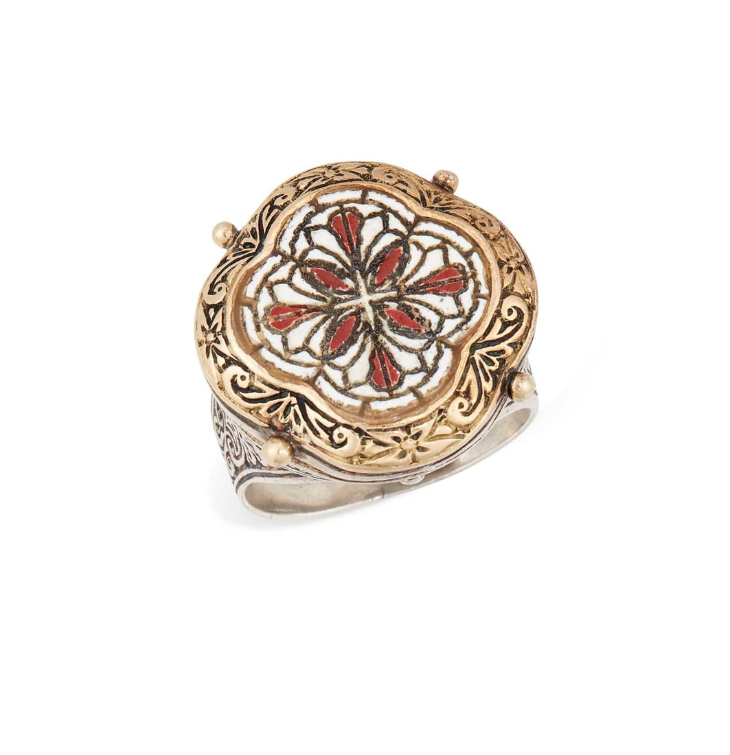 A SILVER AND GOLD RING: inset with a quatrefoil shaped panel inset with decorative cross, stamped '585' and '925' to the band, boxed. Ring size Q, 14.1 grams