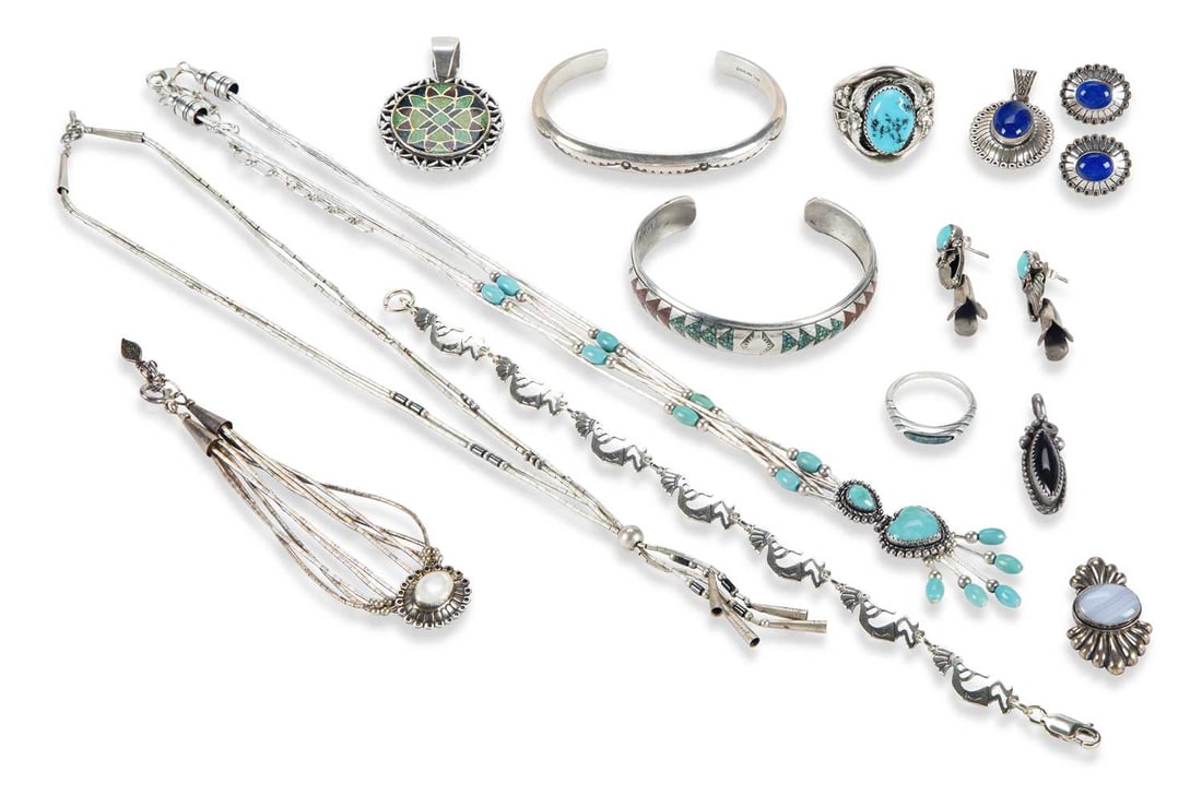 A COLLECTION OF SILVER NATIVE AMERICAN JEWELLERY (1 of 1)