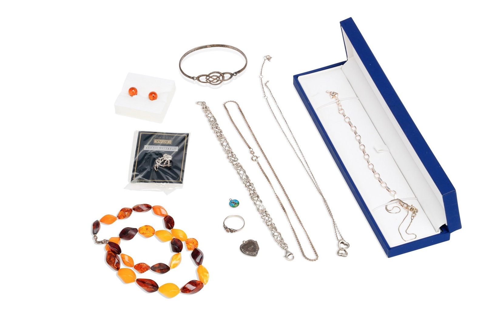 A GROUP OF JEWELLERY (1 of 1)