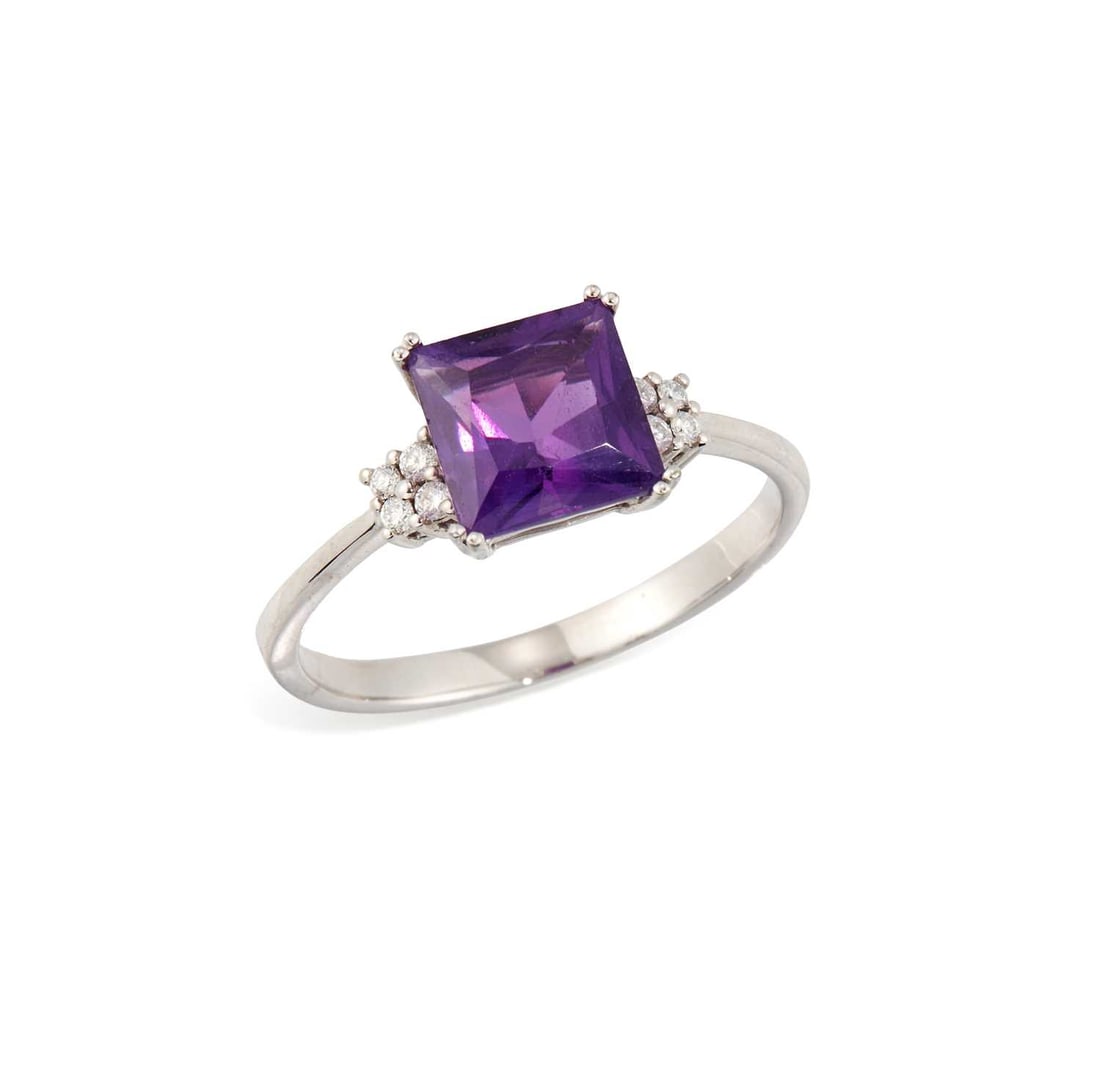 A 9 CARAT WHITE GOLD AMETHYST AND DIAMOND RING: a square-cut amethyst flanked by groups of round brilliant-cut diamonds, hallmarked London. Ring size T, 2.9 grams Good condition