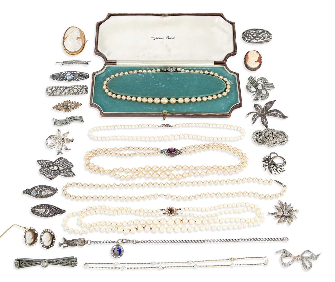 A COLLECTION OF SILVER AND COSTUME JEWELLERY: including simulated pearl necklaces, one with a 9 carat gold clasp; a silver albert chain; etc. (Qty) Silver albert chain 25cm long