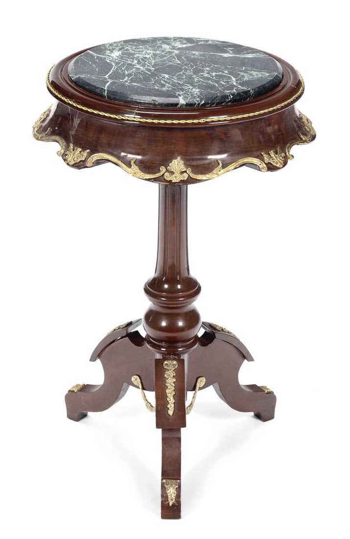 AN EMPIRE STYLE MARBLE-TOPPED MAHOGANY GUERIDON: of tripod form with a marble-inset top and gilt-metal mounts. 75cm high, 44cm diameter