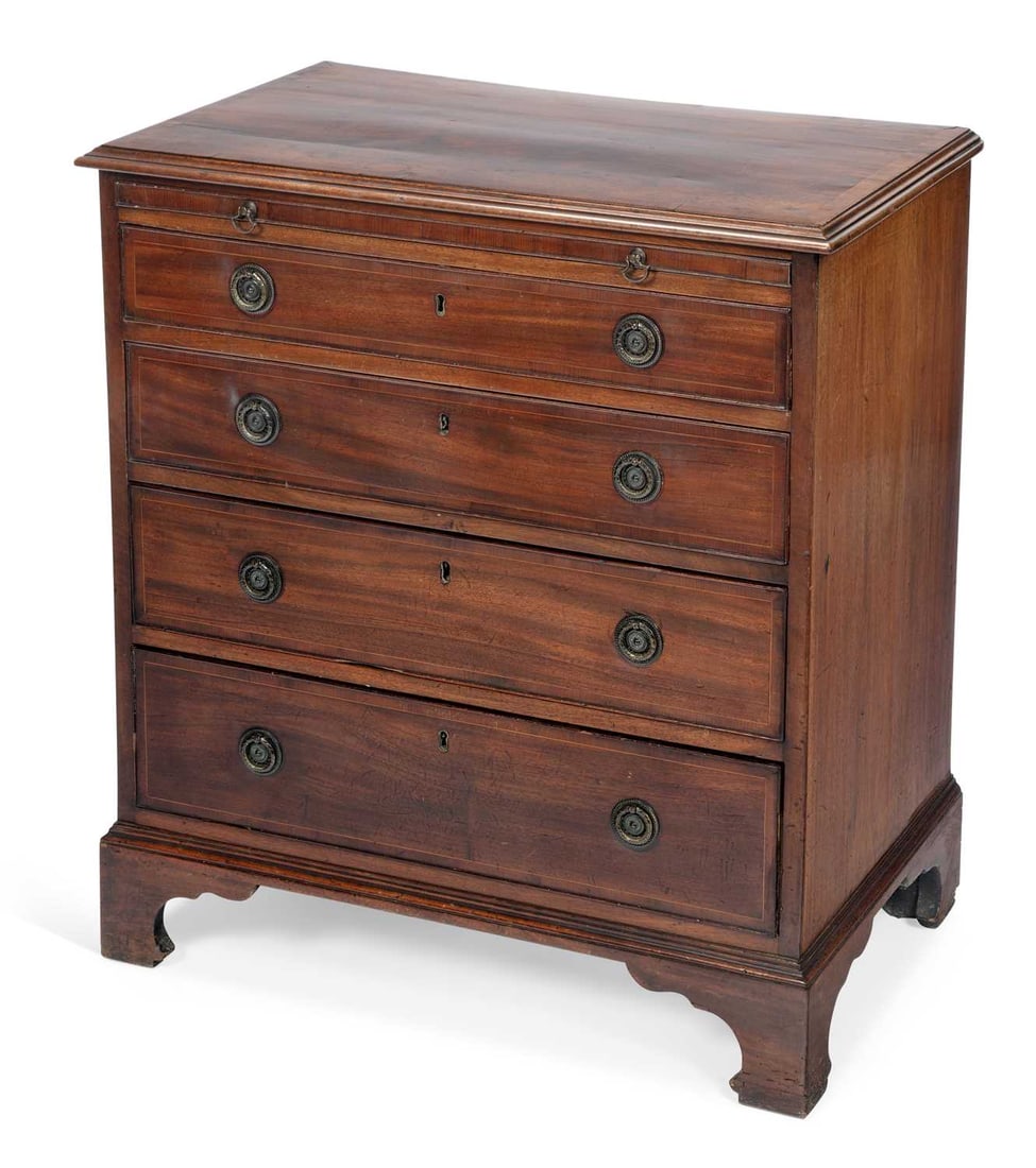 A GEORGE III MAHOGANY CHEST OF DRAWERS: of small proportions, the moulded top above a brushing slide and four long graduated drawers with line inlay and oval brass ring handles, raised on bracket feet. 83cm high, 76cm wide, 45cm deep