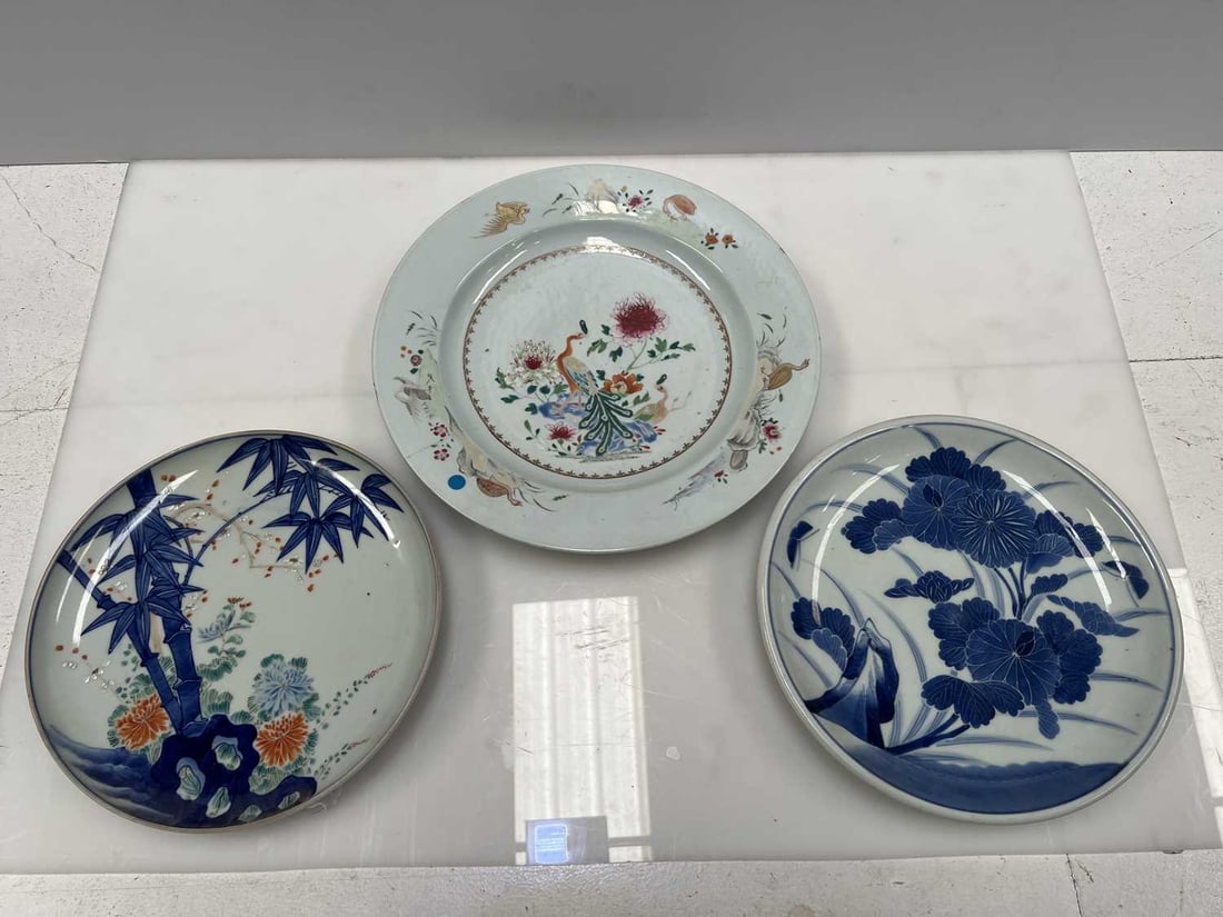 A CHINESE FAMILLE ROSE PORCELAIN DISH TOGETHER WITH TWO JAPANESE PORCELAIN DISHES - 2