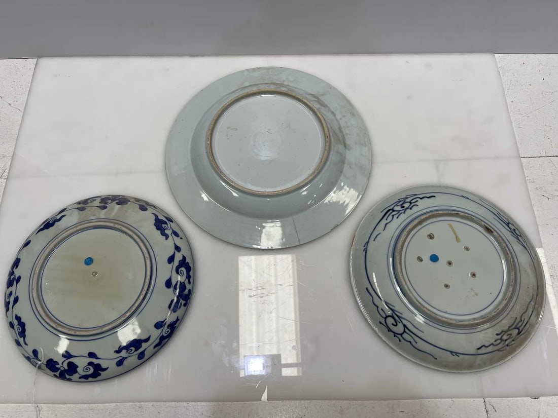 A CHINESE FAMILLE ROSE PORCELAIN DISH TOGETHER WITH TWO JAPANESE PORCELAIN DISHES - 3