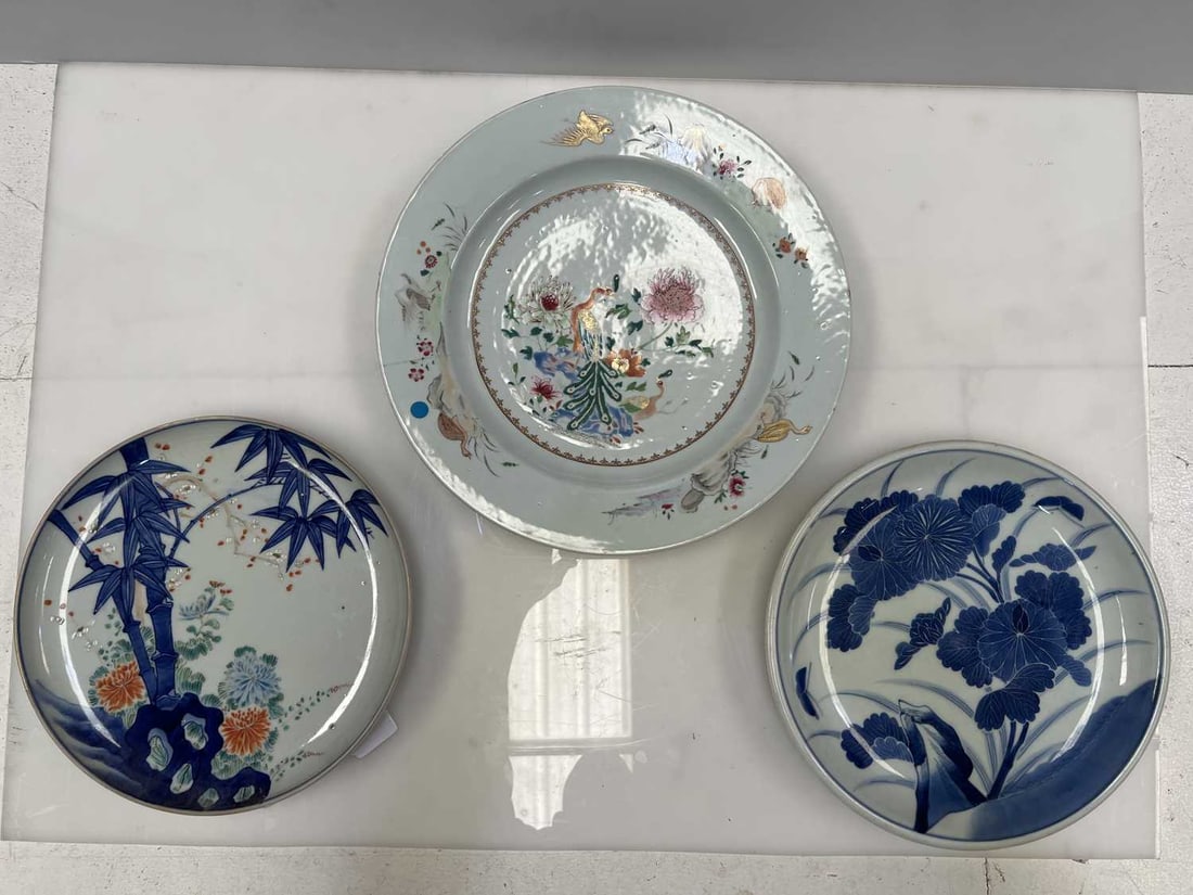 A CHINESE FAMILLE ROSE PORCELAIN DISH TOGETHER WITH TWO JAPANESE PORCELAIN DISHES - 4