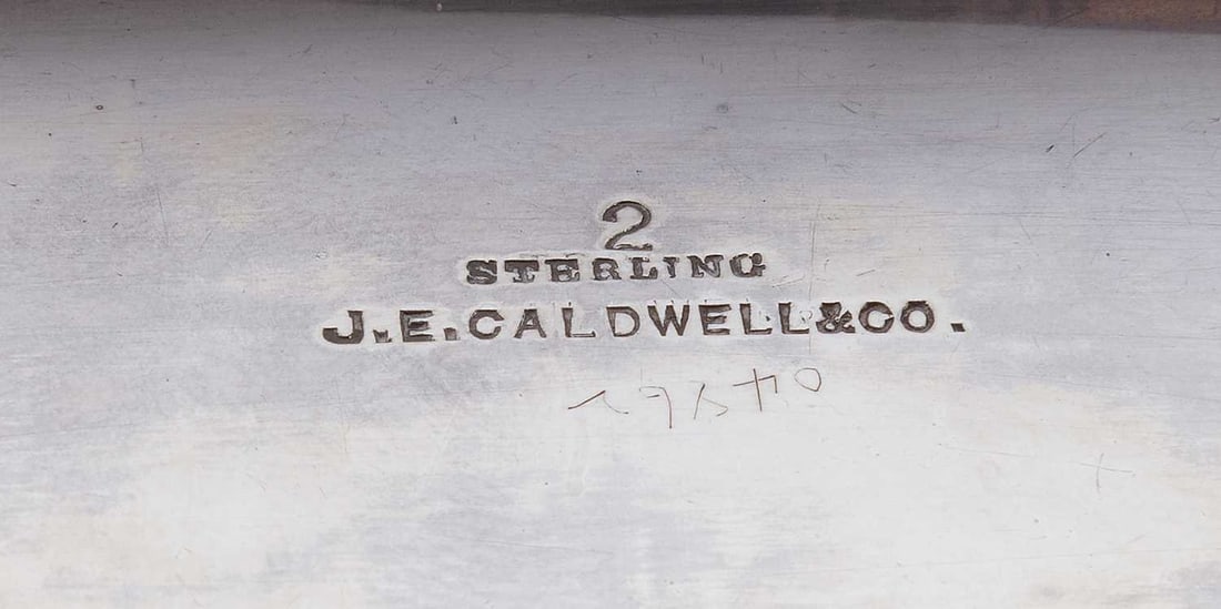 AN AMERICAN STERLING SILVER STAMP BOX - 2