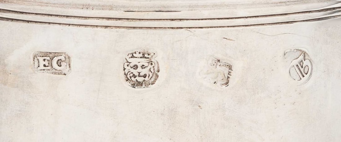 A CHARLES II FLAT-TOP SILVER TANKARD - 2