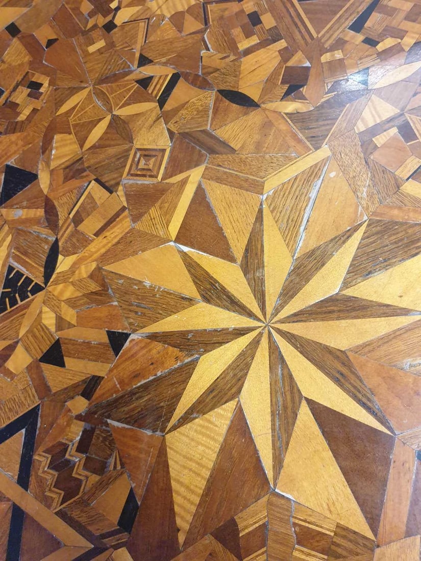 A SPECIMEN WOOD PARQUETRY TILT TOP TABLE 19TH CENTURY - 7