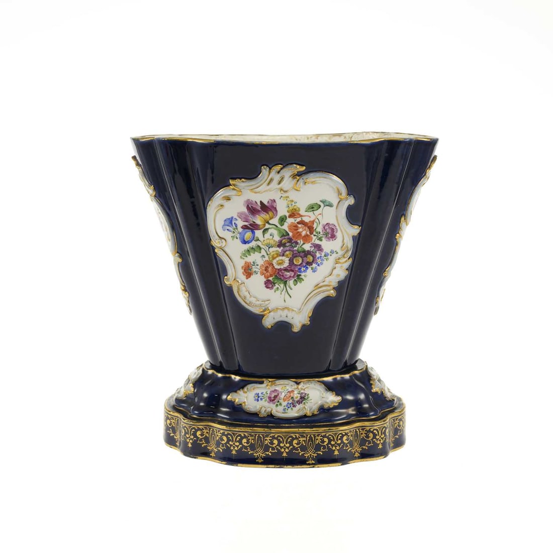 A MEISSEN PORCELAIN CACHEPOT AND STAND CIRCA 1870 - 2