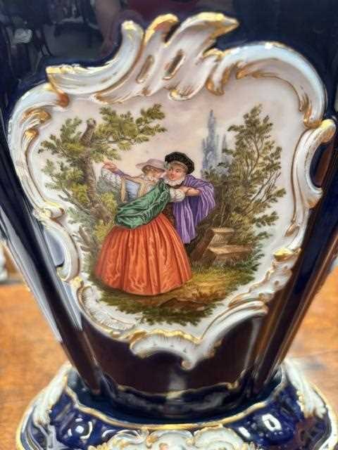A MEISSEN PORCELAIN CACHEPOT AND STAND CIRCA 1870 - 4