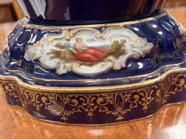 A MEISSEN PORCELAIN CACHEPOT AND STAND CIRCA 1870 - 6
